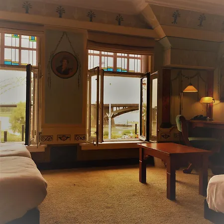 Courage Waalkade Hotel 3*